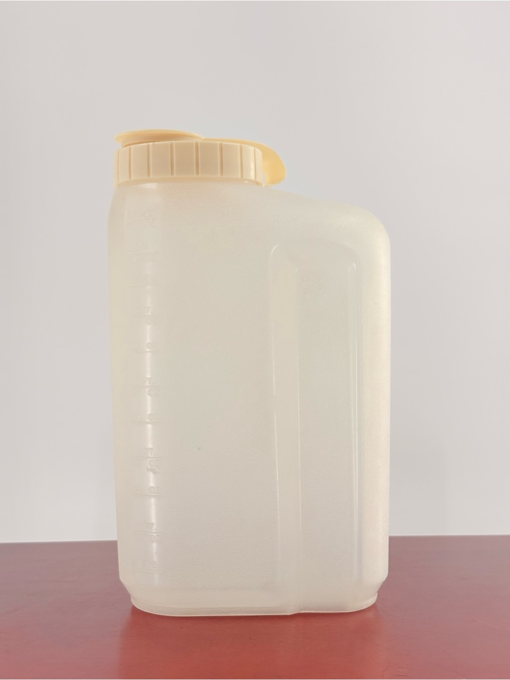Rubbermaid 2.75 Qt Plastic Food Container, Graduated Rectangular Screw Lid White